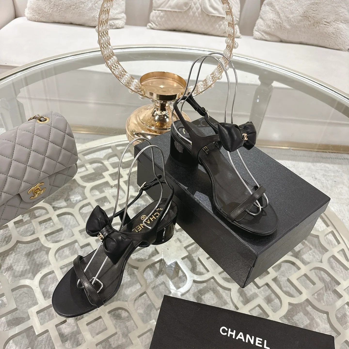 👟👟Ex-factory price 560👟👟 CHANEL 25ss spring and summer new counter top double C bow sandals. This classic design; bow with double C embellishment, playful and elegant, multiple color matching elements... Diversified mix and match is very beautiful and versatile, very light and comfortable on the feet, super delicate and elegant... ꫛꫀꪝ Go➫ Material: Upper: Original customized imported sheepskin Inner: Original custom-made sheepskin lining Outsole: Original custom-made Italian through-dyed genuine leather outsole Size: 35–40 (40 and 41 are custom-made and cannot be returned or exchanged)